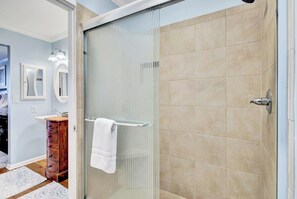 Combined shower/bathtub, hair dryer, towels