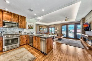 Fridge, microwave, oven, dishwasher - Luxury 2Br Residence steps from Heavenly Village & Gondola (South Lake Tahoe)