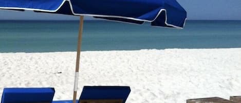 På stranden