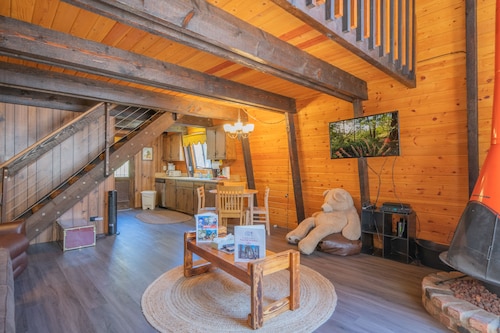 Fanciful Winter's Lake - Portable AC, Walk to Lake, Close to Village, Fireplace, Barbecue