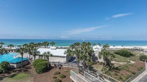 Un resort con piscina, playa y vista al océano.