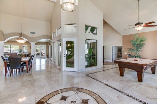 DOG Friendly! Near hiking w/Pool table, Heated Pool, & Spa, FREE GOLF great for entertaining!