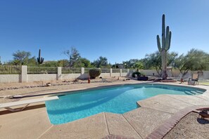 A heated pool - DOG Friendly! Near hiking w/Pool table, Heated Pool, & Spa, FREE GOLF great for entertaining! (Scottsdale)