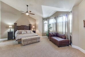 5 bedrooms, free WiFi - DOG Friendly! Near hiking w/Pool table, Heated Pool, & Spa, FREE GOLF great for entertaining! (Scottsdale)