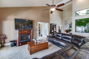 TV - DOG Friendly! Near hiking w/Pool table, Heated Pool, & Spa, FREE GOLF great for entertaining! (Scottsdale)