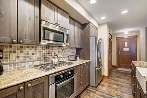 Kjøleskap, ovn, oppvaskmaskin og kaffetrakter/tekoker