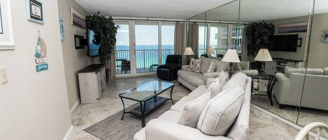 スマートテレビ、DVD プレーヤー、ステレオ、書斎 / ワークスペース