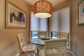Dining - 102 E Port O Call by AvantStay | Beachfront + Ocean Views + Communal Pool (Isle of Palms)