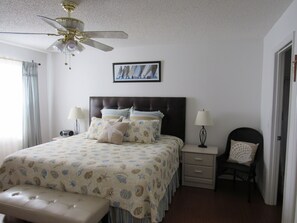 3 slaapkamers, een bureau, een strijkplank/strijkijzer, internet