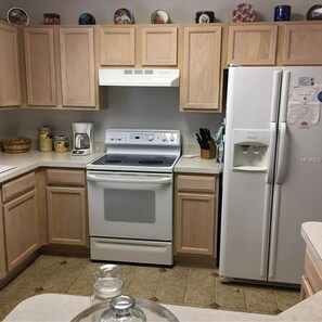 Een koelkast, een magnetron, een oven, een kookplaat