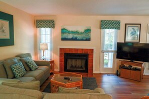 Flat-screen TV, DVD player - Short bike ride to Shipyard Beach Club and on-site (Hilton Head Island)