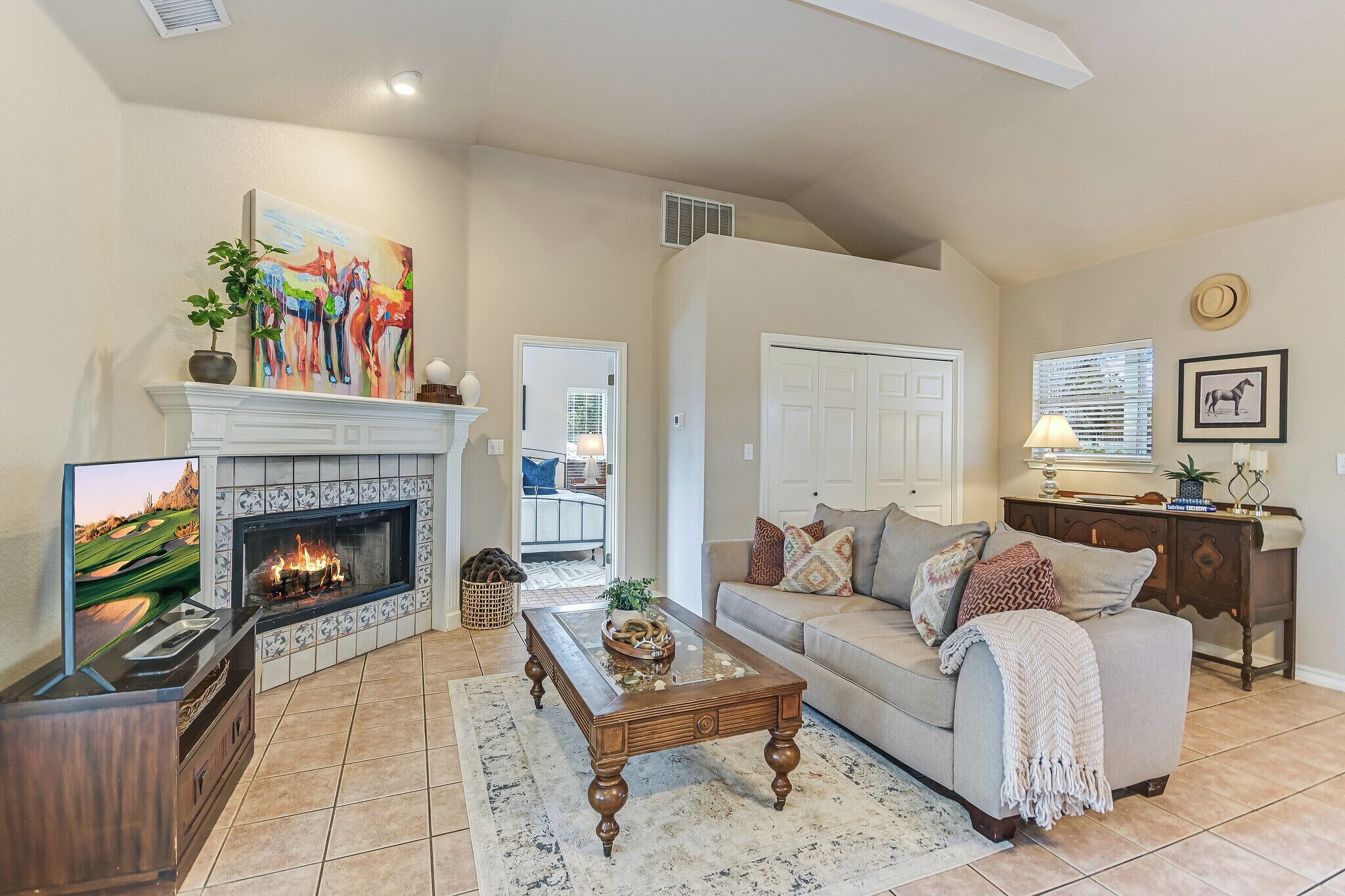 Télévision, cheminée