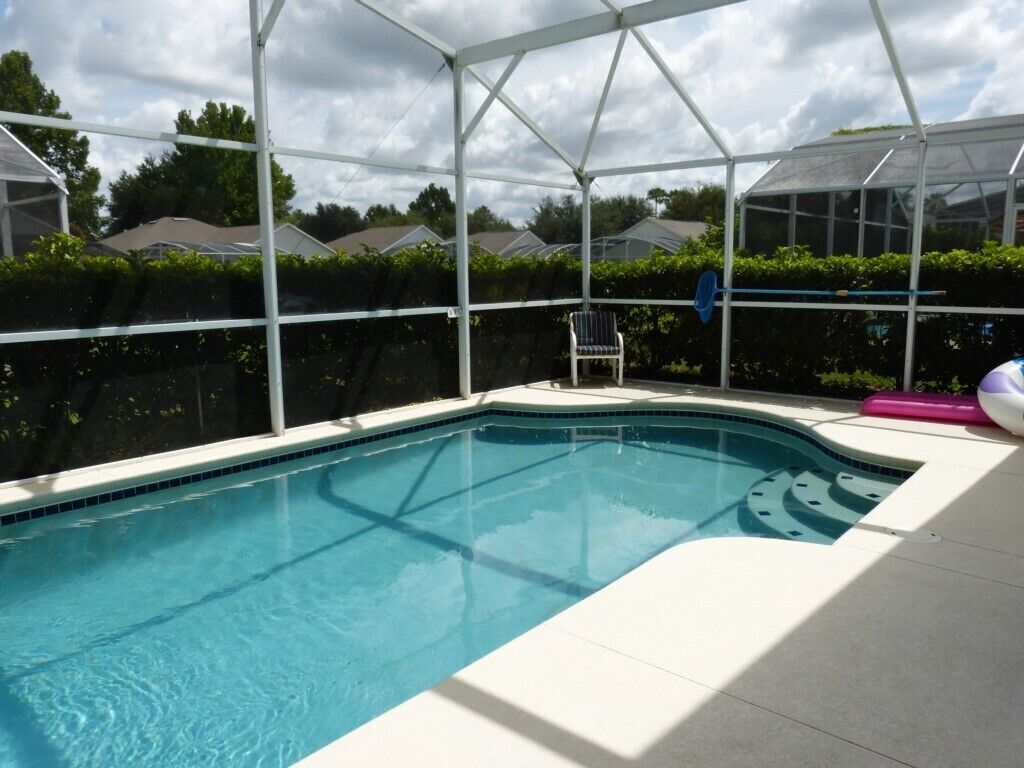 Deluxe 4 bed 3 bath pool home at the gated community of The Manors, Westridge near Disney, Orlando