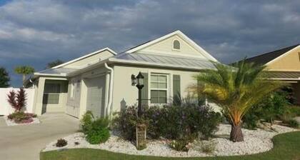 BEAUTIFUL WALK TO BROWNWOOD SQUARE ELEC 4 SEAT CART INCLUDED THE VILLAGES FL