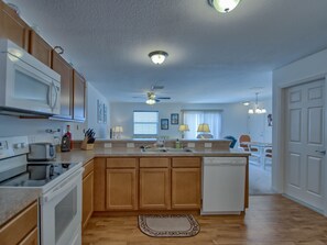 ثلاجة، ميكروويف، فرن، موقد طهي مسطح