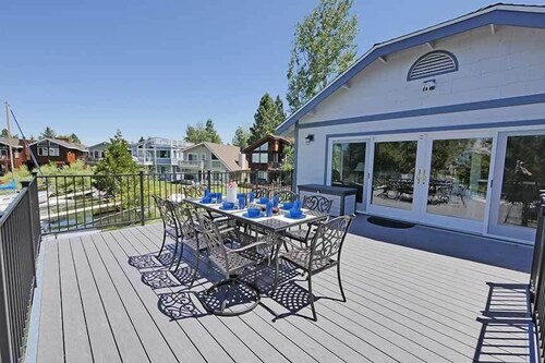 Spacious Waterfront Home for 8 - Large Deck overlooking Water