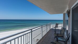Een balkon met uitzicht op het strand en de oceaan.