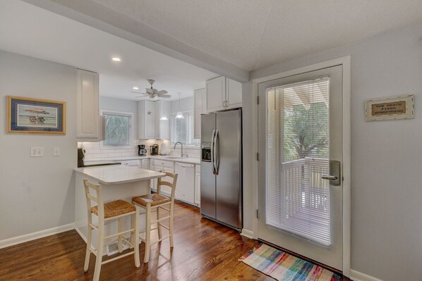 Kjøleskap, mikrobølgeovn, ovn og kokeplater