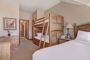 2 habitaciones, tabla de planchar con plancha, cuna de viaje y wifi 