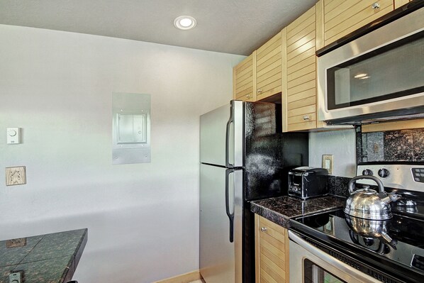 Fridge, microwave, oven, dishwasher - Downtown Studio w/ Sunny Alpine Views- Sleeps 4! (Breckenridge)