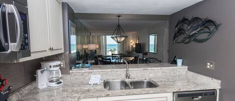 Kylskåp, mikrovågsugn, ugn och spishäll