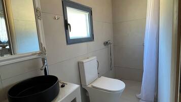 Dusche, Haartrockner, Handtücher, Toilettenpapier