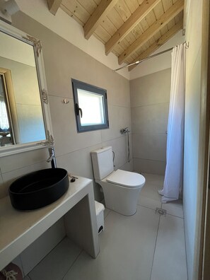 Een douche, een haardroger, handdoeken, toiletpapier