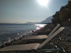 Sur la plage, chaise longue