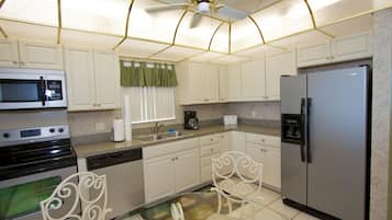 Kühlschrank, Mikrowelle, Geschirrspüler