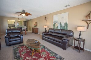 TV - Beachfront Escape with Beach, Pool, Hot Tub & Corner Unit. Tickets Included to Top Attractions Daily (Madeira Beach)