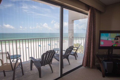 Beachfront Escape with Beach, Pool, Hot Tub & Corner Unit. Tickets Included to Top Attractions Daily