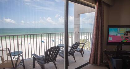 Beachfront Escape with Beach, Pool, Hot Tub & Corner Unit. Tickets Included to Top Attractions Daily