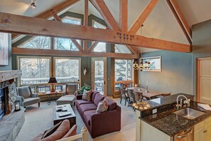 Fernseher, Kamin, DVD-Player, Stereoanlage