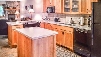 Lavavajillas, cafetera y tetera, tostadora y utensilios de cocina