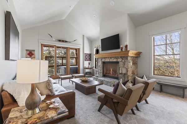 Een smart-tv en een open haard