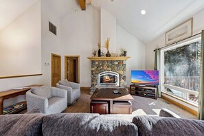 LCD-Fernseher, Kamin, DVD-Player