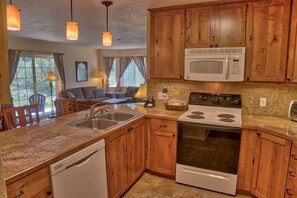 Kylskåp, mikrovågsugn, ugn och spishäll