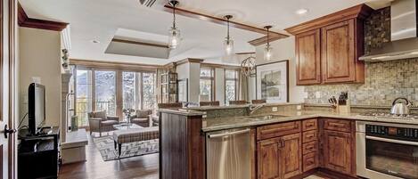 Frigorífico, microondas, horno y lavavajillas