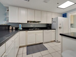 Fridge, microwave, oven, stovetop - Song of the Sea 2 bed 2 bath (Navarre Beach)