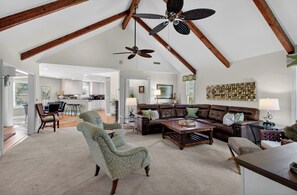 Smart TV - 12 Dunecrest Lane by AvantStay | 2 Mins to Beach w/ Pool & BBQ (Isle of Palms)