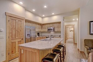 冷蔵庫、電子レンジ、オーブン、食器洗い機