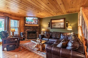Fireplace, foosball, table tennis - Townhome E4 - 4th Lake (Inlet)