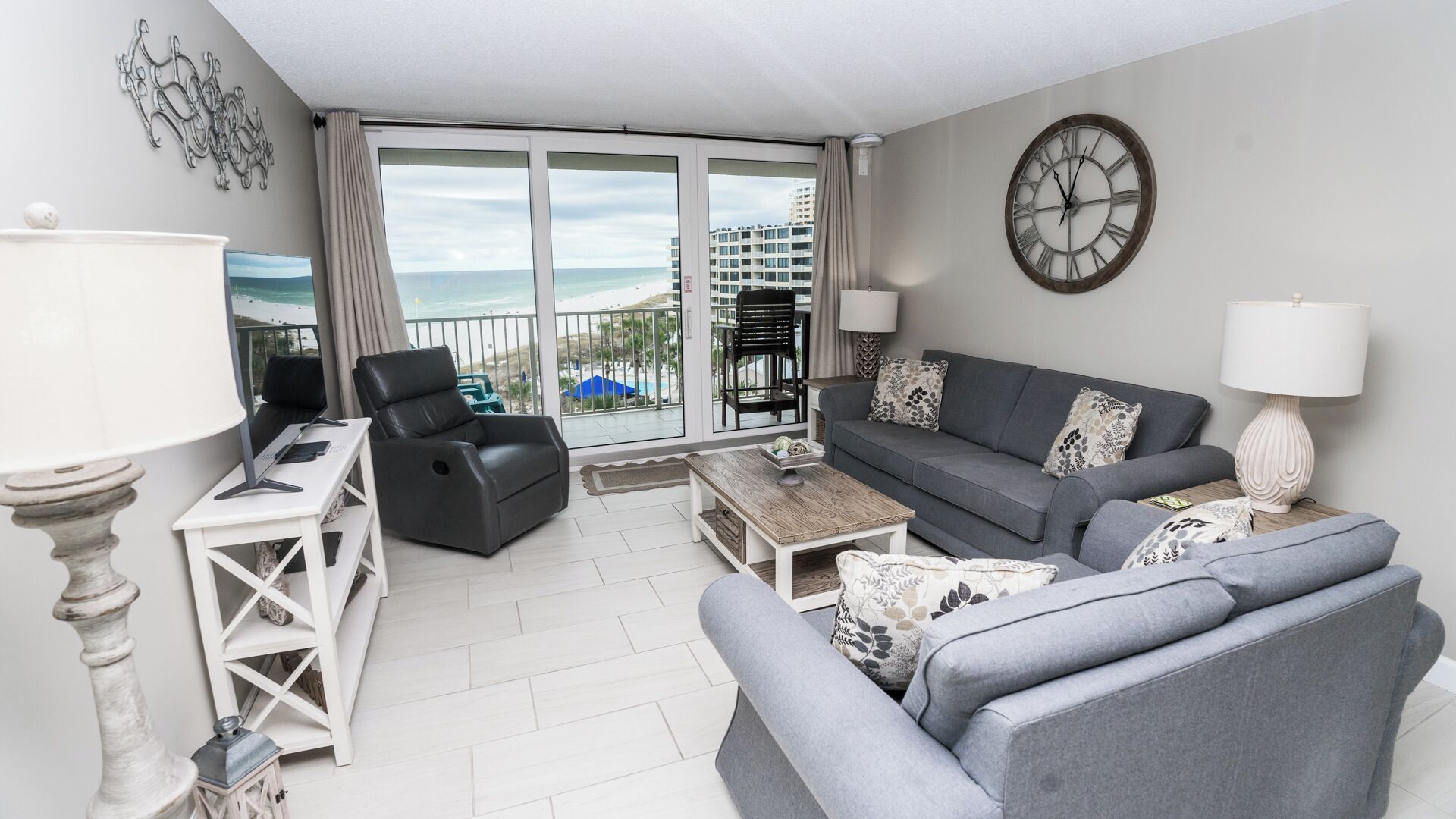 Een smart-tv, een dvd-speler, een kantoor en een printer