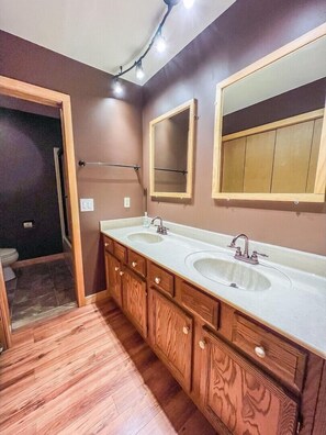 Bathroom - Townhome F3 - 4th Lake (Inlet)