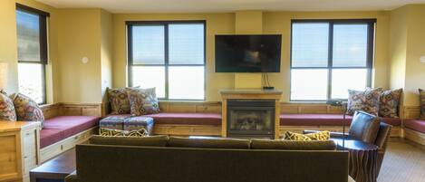 Televisor, llar de foc i estèreo