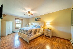 4 bedrooms, desk, iron/ironing board, travel cot