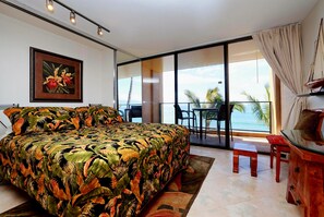 Escritorio, tabla de planchar con plancha, wifi gratis y ropa de cama