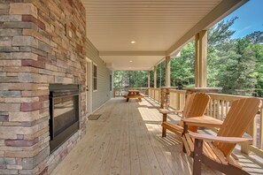 Terrace/patio - On The Rocks by PMR, 7BR, Near Lake Harmony, Outdoor Fireplace, Sleeps 20 (Lake Harmony)