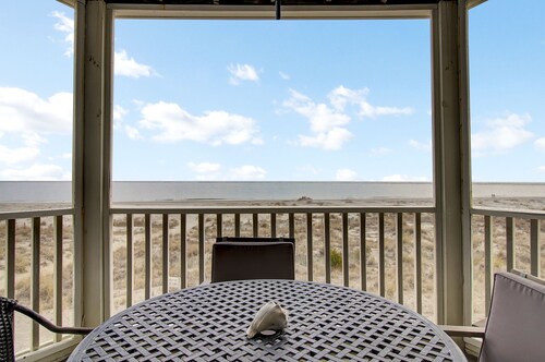 204 B Port O Call by AvantStay | Beachfront Condo!