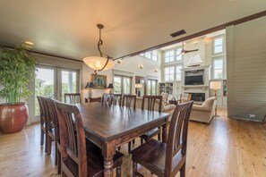 Dining - 2207 Cameron Blvd by AvantStay | Private Pool w/ Hot Tub (Isle Of Palms)